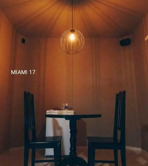 Champagne Motel