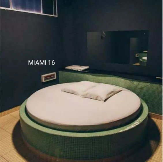 Champagne Motel