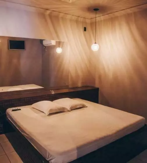 Champagne Motel