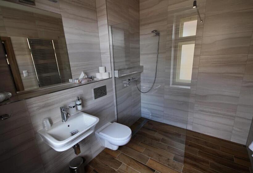 پانسیون 1st Republic Villa   Adults Only