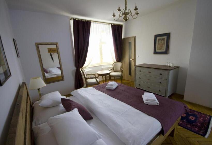 پانسیون 1st Republic Villa   Adults Only