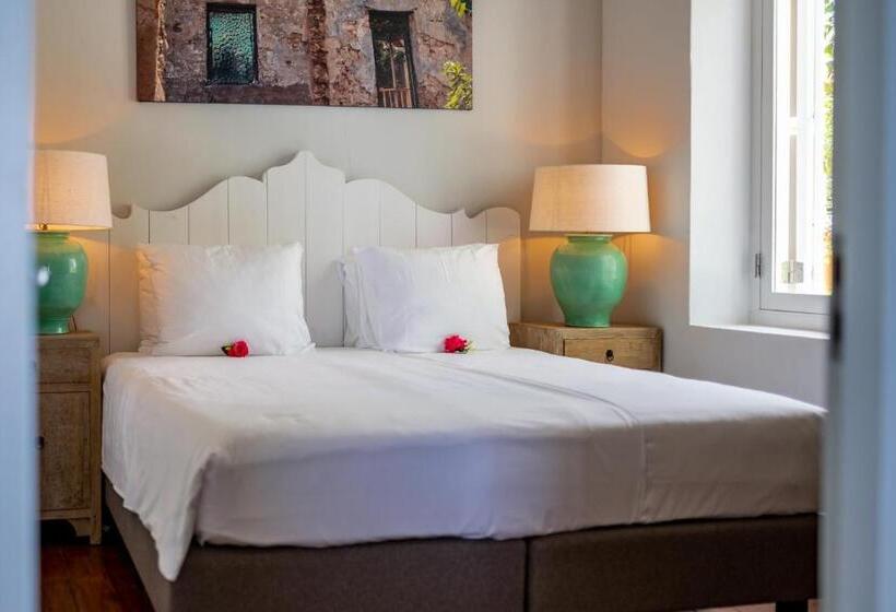 پانسیون Sirena Bay Estate