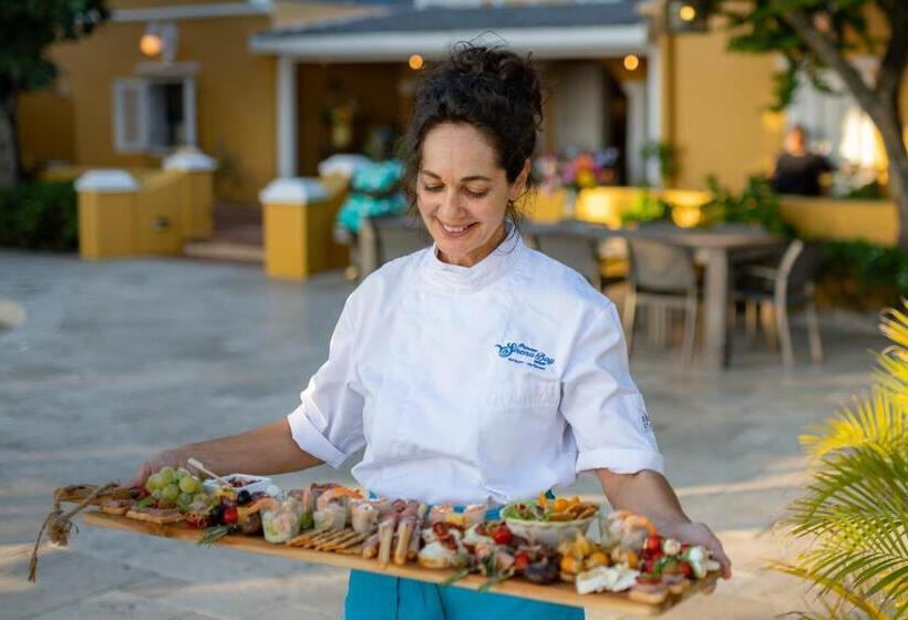 پانسیون Sirena Bay Estate