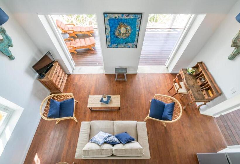 پانسیون Sirena Bay Estate