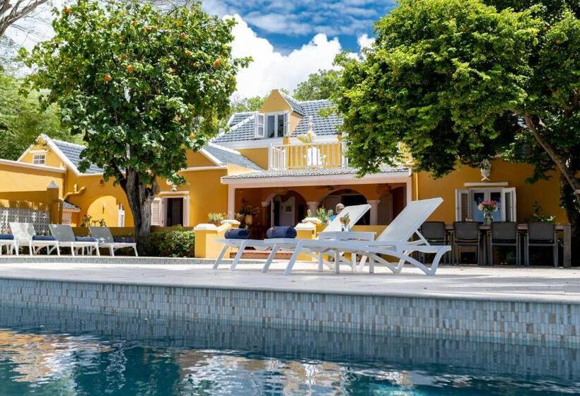 پانسیون Sirena Bay Estate