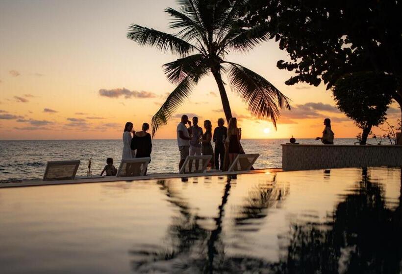 پانسیون Sirena Bay Estate