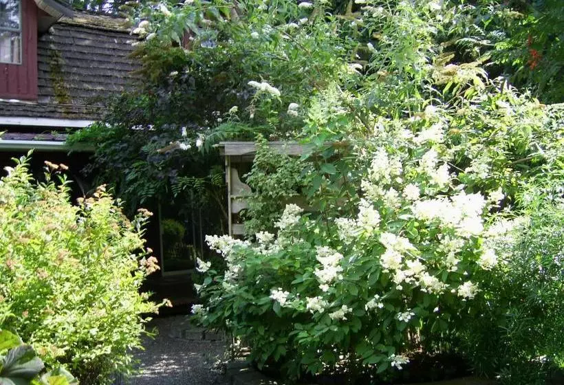 Majatalo Garden House