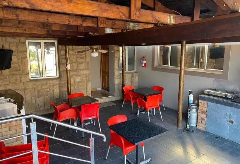 Majatalo Acquila Guest House