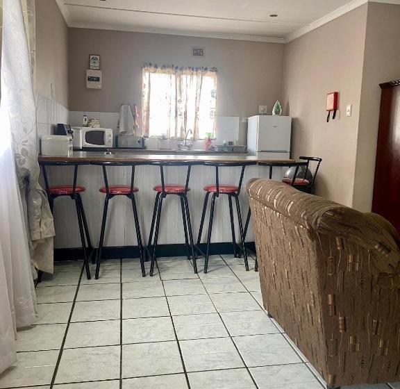 פנסיון Acquila Guest House