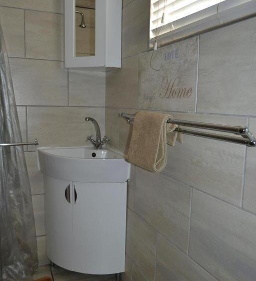 פנסיון Acquila Guest House