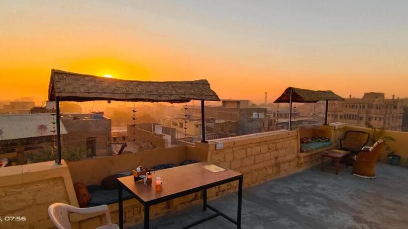 پانسیون Crazy Camel Hotel & Safari