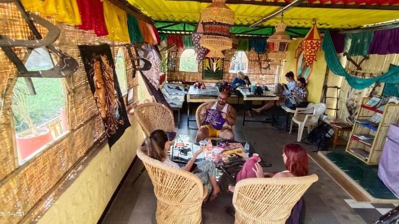 پانسیون Crazy Camel Hotel & Safari