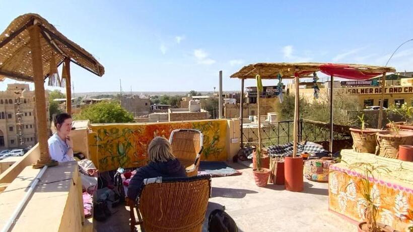 پانسیون Crazy Camel Hotel & Safari