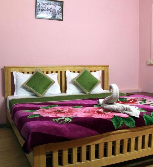 پانسیون Crazy Camel Hotel & Safari