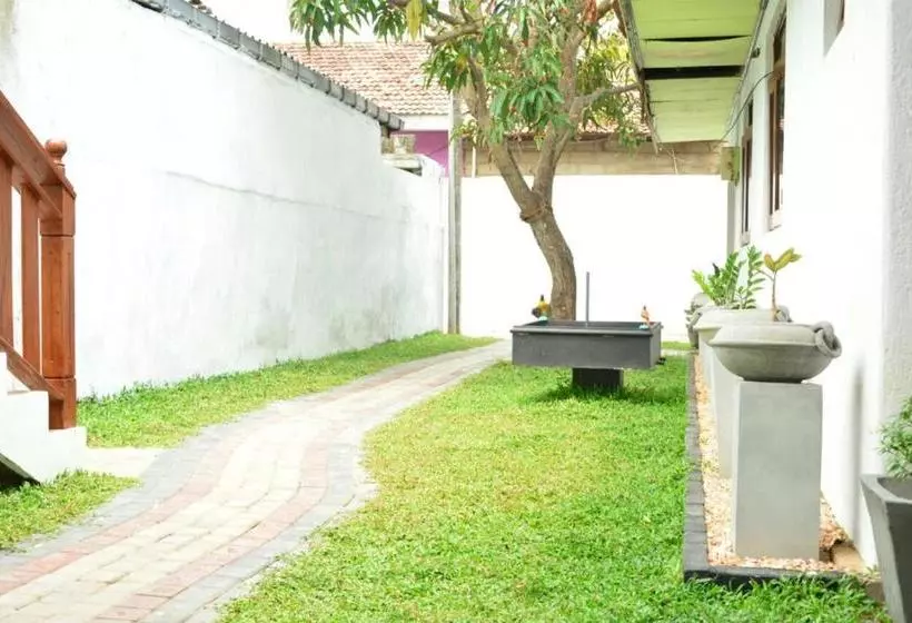 پانسیون Tropical Garden