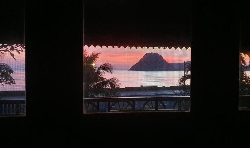 پانسیون Seesea Thai Wooden House On Beachfront