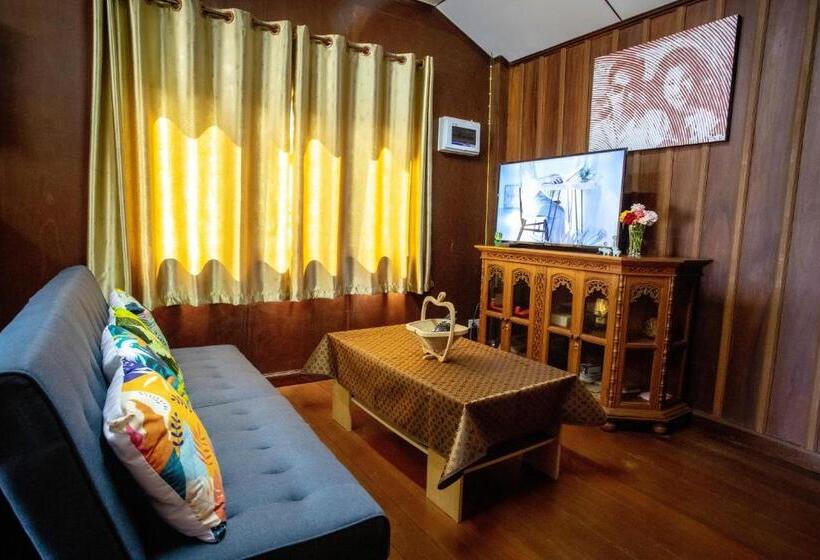 پانسیون Seesea Thai Wooden House On Beachfront