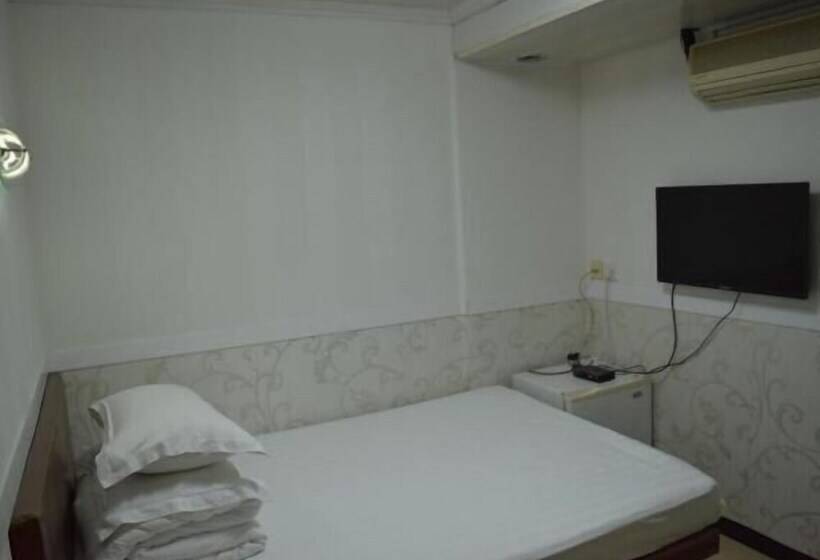 پانسیون Astronaut S