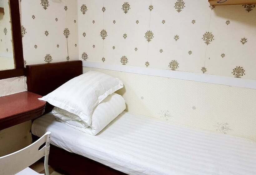 پانسیون Astronaut S