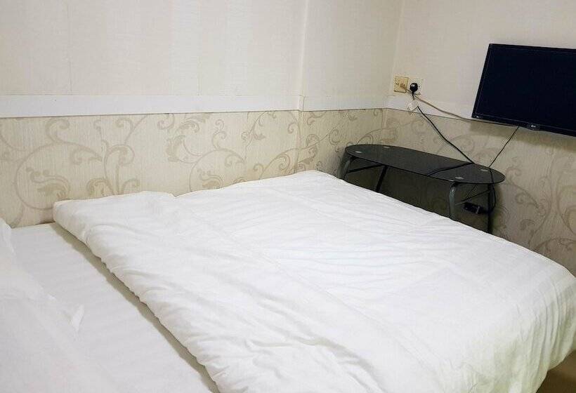 پانسیون Astronaut S