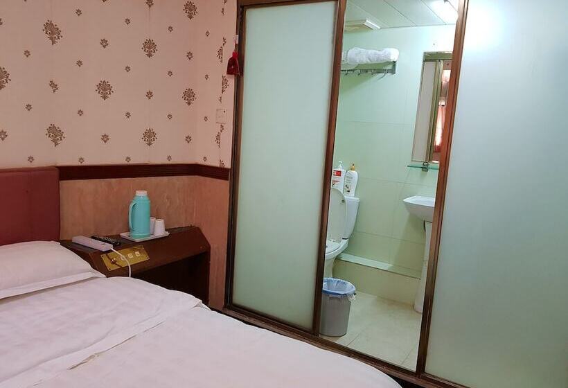 پانسیون Astronaut S