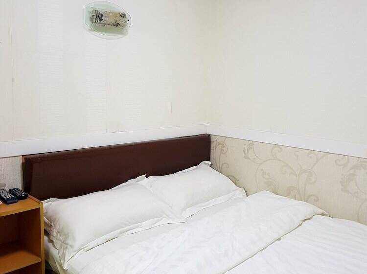 پانسیون Astronaut S