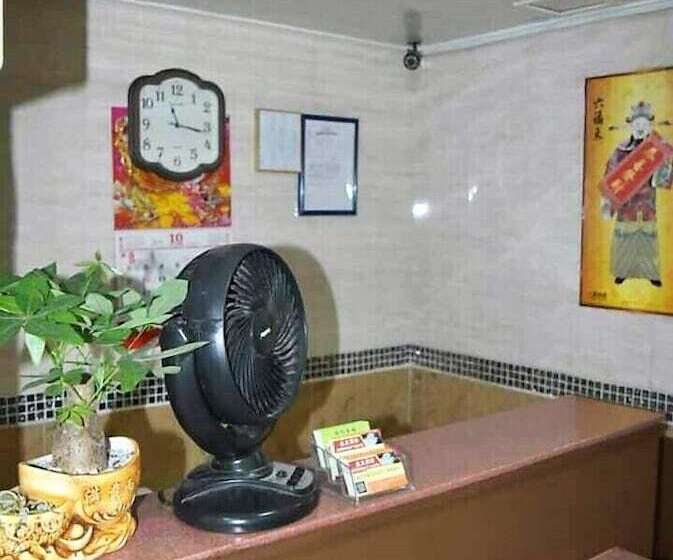 پانسیون Astronaut S