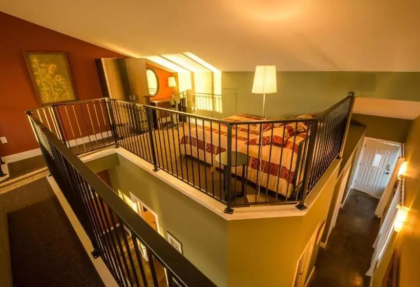 پانسیون Crooked Tree Guest Suites