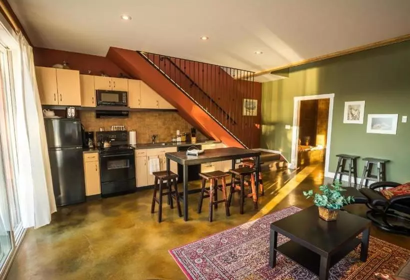 پانسیون Crooked Tree Guest Suites