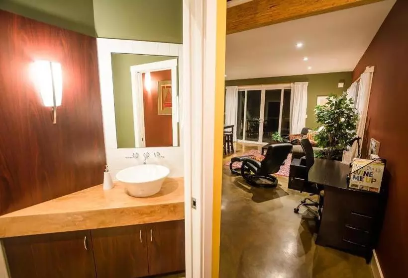 پانسیون Crooked Tree Guest Suites