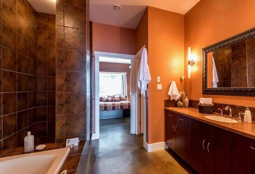 پانسیون Crooked Tree Guest Suites