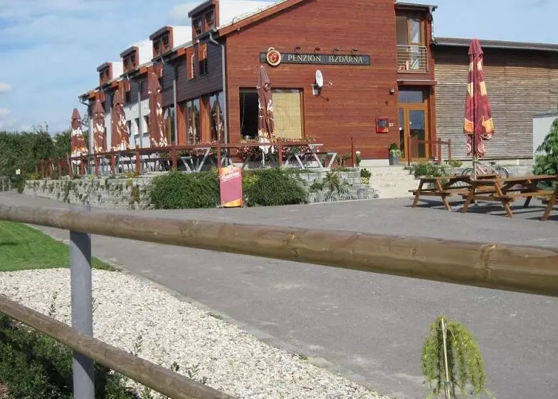 Majatalo Penzion Jízdárna Suchá