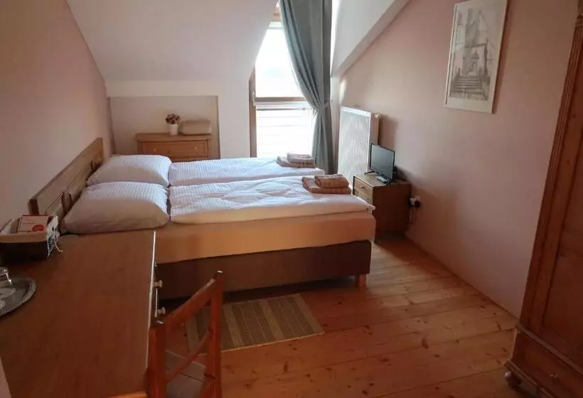 Majatalo Penzion Jízdárna Suchá