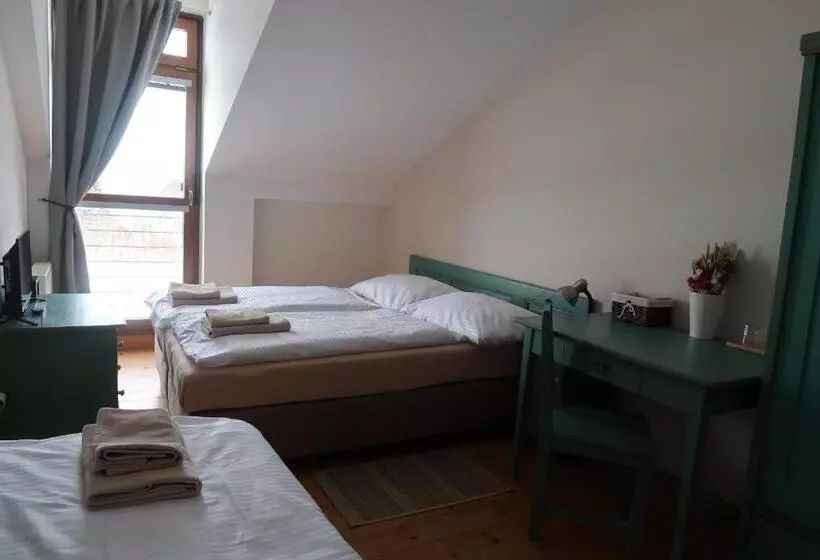 Majatalo Penzion Jízdárna Suchá