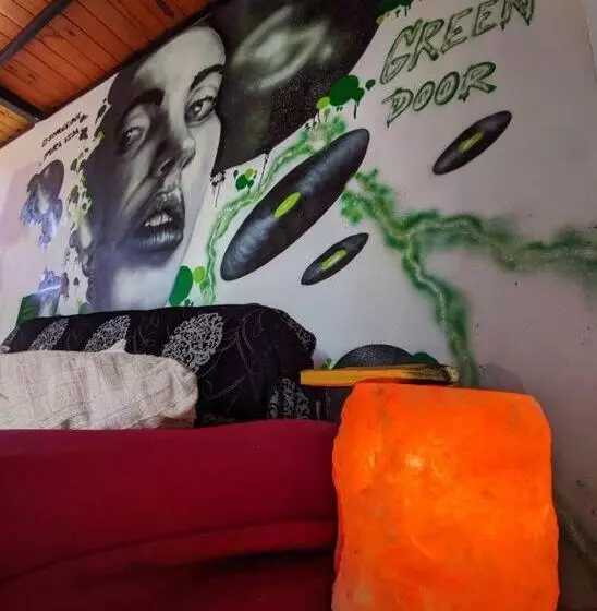 پانسیون Green Door