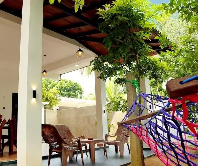 Retkeilymaja Midigama Holiday Inn