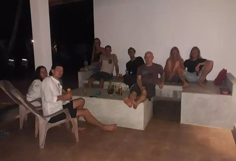 Retkeilymaja Midigama Holiday Inn