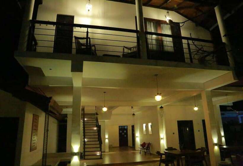 فندق صغير Midigama Holiday Inn