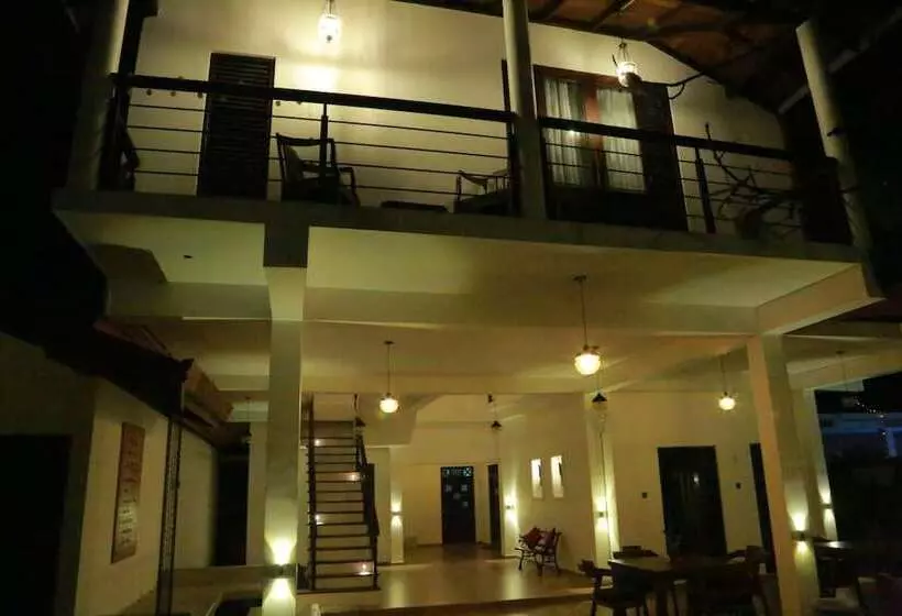 Retkeilymaja Midigama Holiday Inn