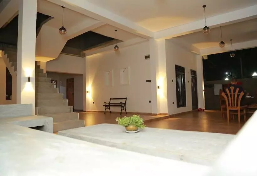 Retkeilymaja Midigama Holiday Inn