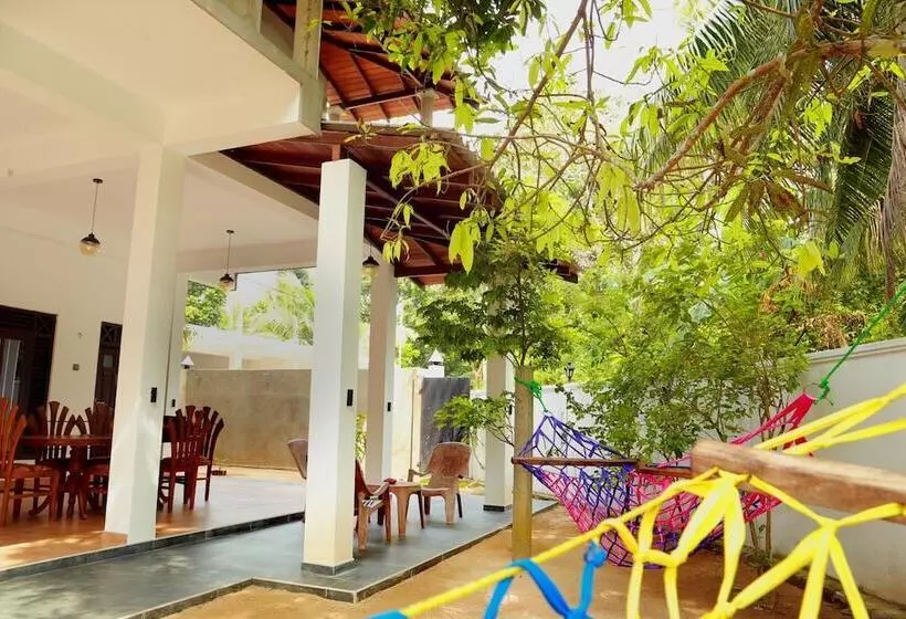 Retkeilymaja Midigama Holiday Inn