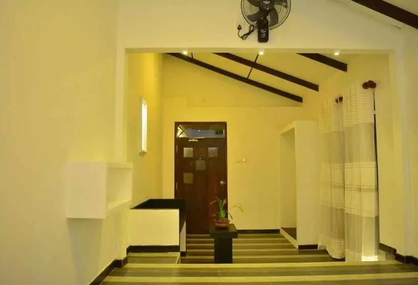 Retkeilymaja Midigama Holiday Inn