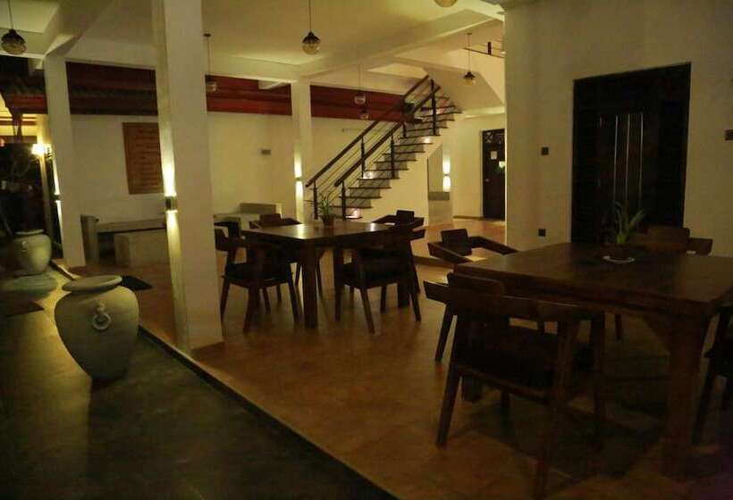 فندق صغير Midigama Holiday Inn