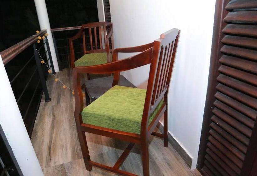 فندق صغير Midigama Holiday Inn