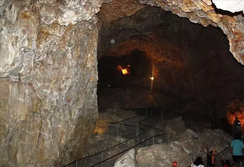 Retkeilymaja Grand Canyon Caverns Inn