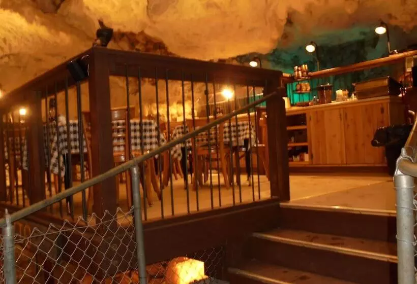 Retkeilymaja Grand Canyon Caverns Inn