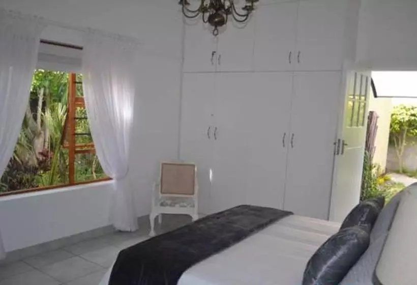 Majatalo Guest House Ascot Place