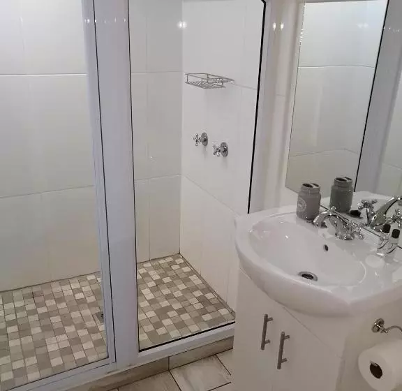 Majatalo Guest House Ascot Place