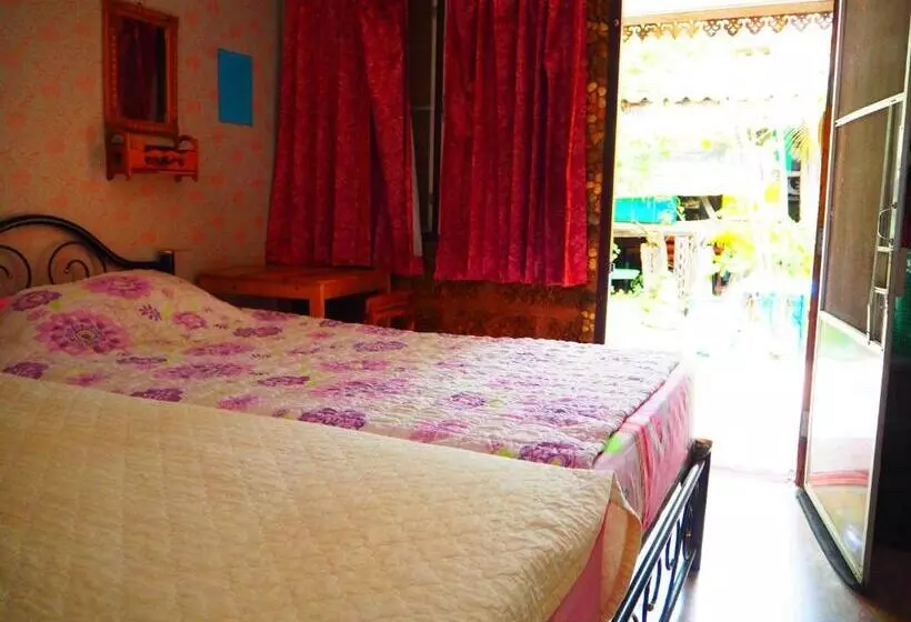 پانسیون Three J Guesthouse