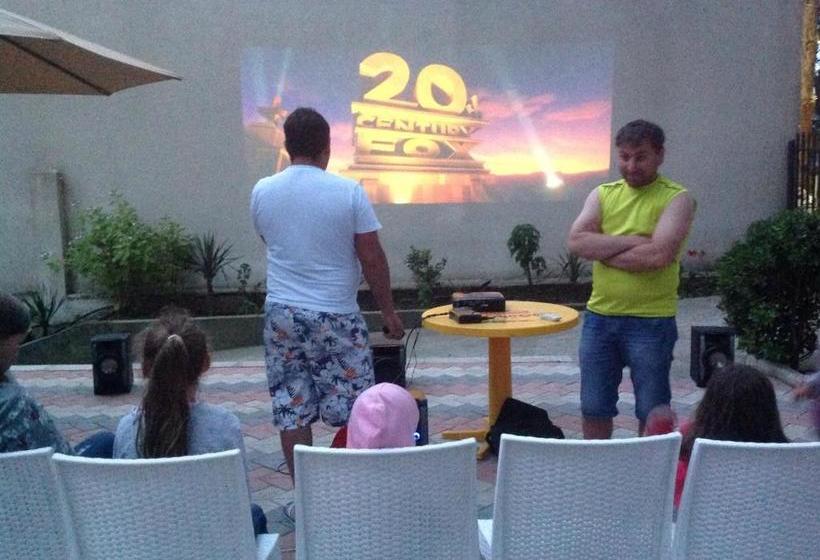 هاستل Chito Gvrito